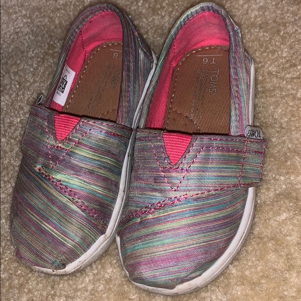 Little girls size 6 Toms